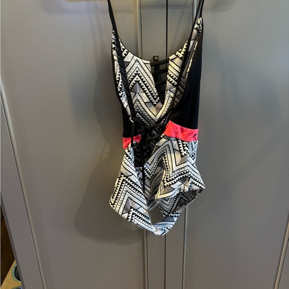 MAAJI COLORBLOCK REVERSIBLE ONE PIECE SWIMSUIT SIZE MEDIUM - Picture 4 of 8